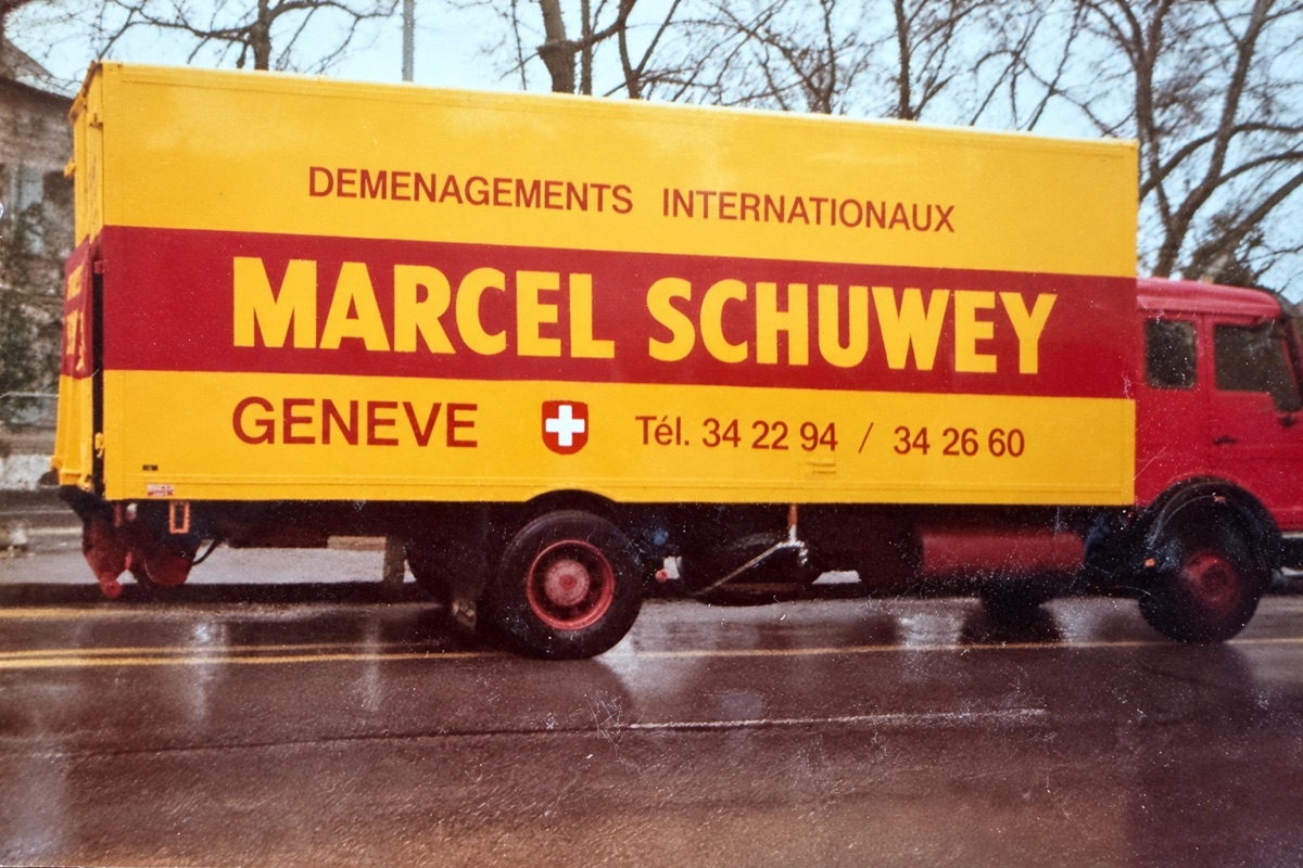 Un camion Marcel Schuwey Déménagements Internationaux dans une rue de Genève