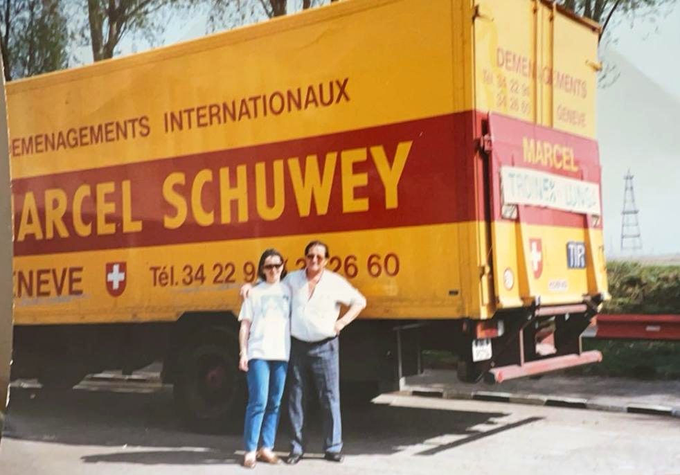 Marcel Schuwey et sa fille Christa Schuwey devant un camion Schuwey Déménagements Internationaux à Genève