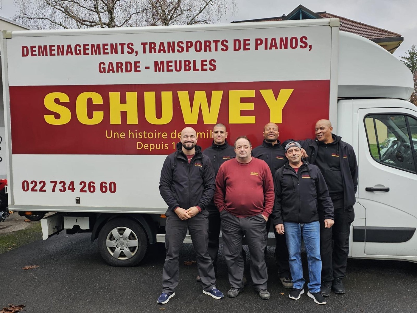 L'équipe de Schuwey Déménagement devant un camion de l'entreprise à Genève